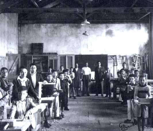 Bizerte Lucien et ses �l�ves en 1946.jpg (31945 octets)