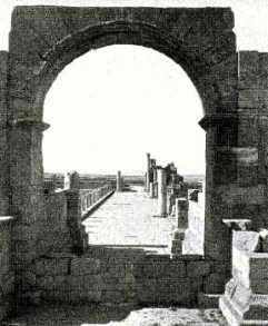 tebessa porte basilique.JPG (11159 octets)