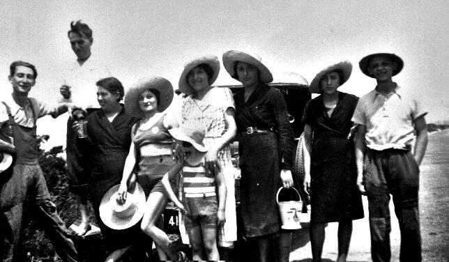 Alphonsine Xiberras , sa fille et ses amies enchapot�es.jpg (35163 octets)