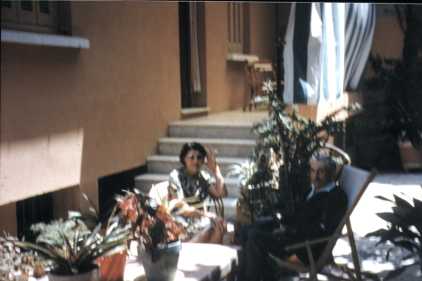 Papi_et_mamie_sur_leur_terrasse.JPG (14376 octets)