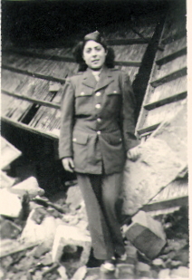 Paulette en militaire -bombardement23 nov 1943.JPG (75453 octets)