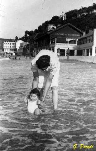 Philippeville photo gislaine b�b� devant le casino.jpg (19572 octets)