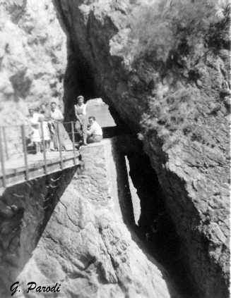 Stora, la corniche au del� du phare.jpg (19747 octets)